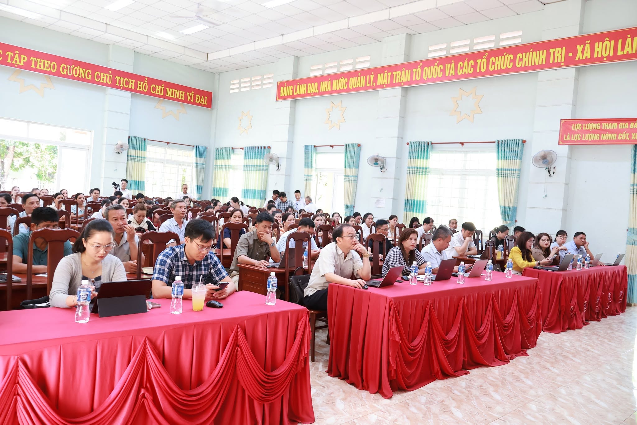 Hội nghị tập huấn ứng dụng trí tuệ nhân tạo (Al) trong thực tiễn, kỹ năng số cho các cán bộ, công chức, viên chức xã năm 2026.