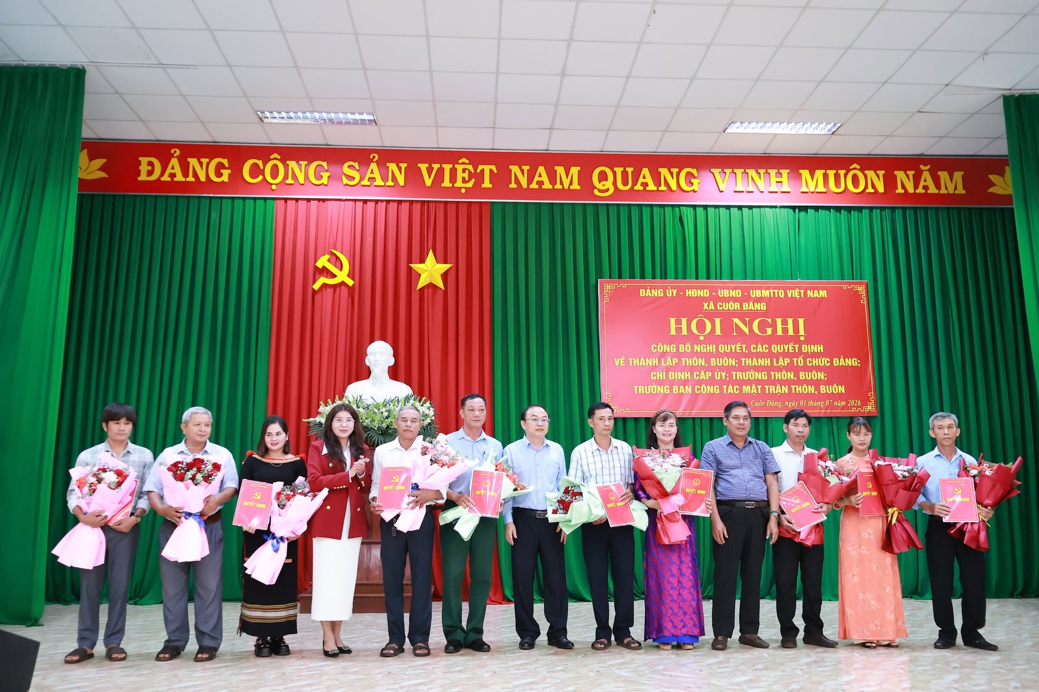 Hội nghị công bố Nghị quyết, các quyết định về thành lập thôn, buôn, thành lập tổ chức Đảng, chỉ định cấp ủy, trưởng các thôn, buôn, trưởng Ban công tác Mặt trận các thôn, buôn