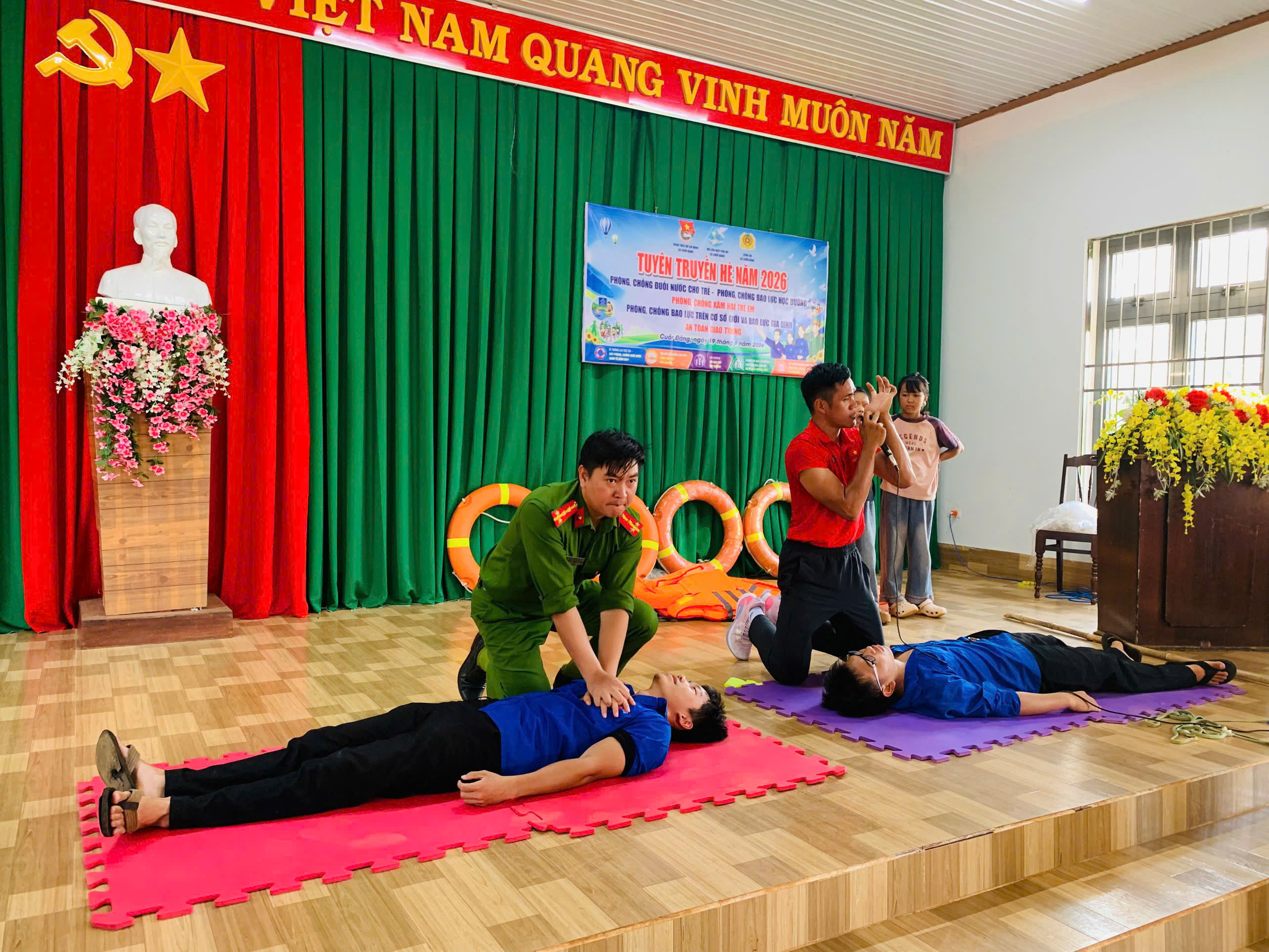 Đoàn TNCS Hồ Chí Minh xã Cuôr Đăng phối hợp với Hội LHPN xã và Công an xã đã tổ chức buổi tuyên truyền hè năm 2026 cho các em học sinh