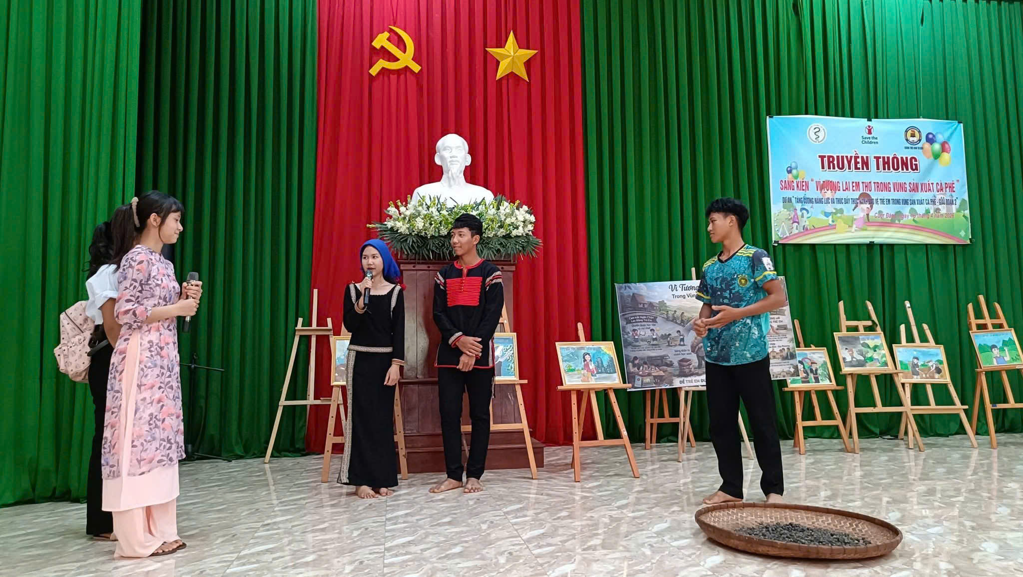 Các em học sinh trình bày các sáng kiến truyền thông của Đội mình