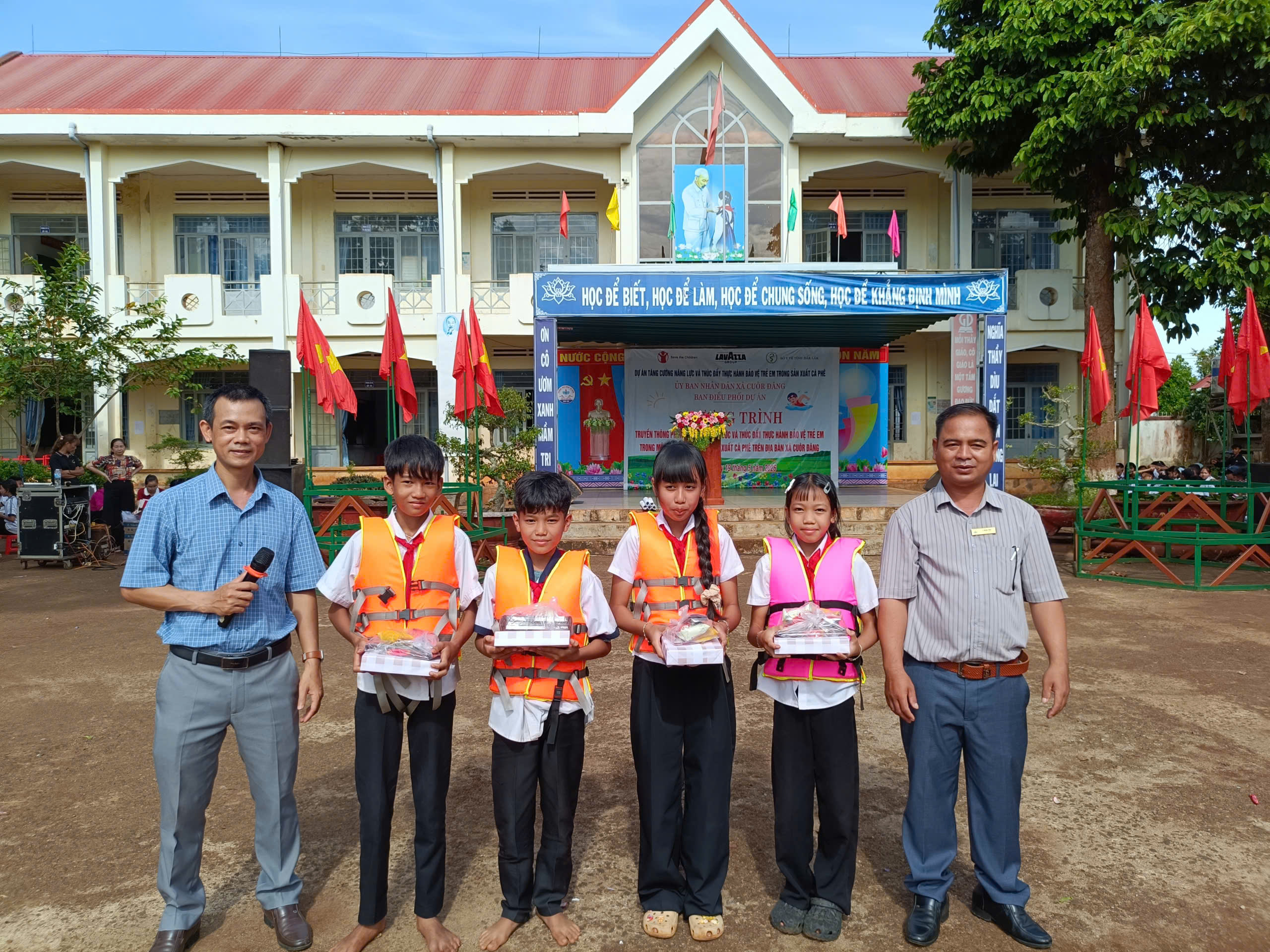 Chương trình truyền thông phòng, chống đuối nước và thúc đẩy thực hành bảo vệ trẻ em trong môi trường thực tiễn sản xuất cà phê tại trường THCS Đoàn Thị Điểm, xã Cuôr Đăng