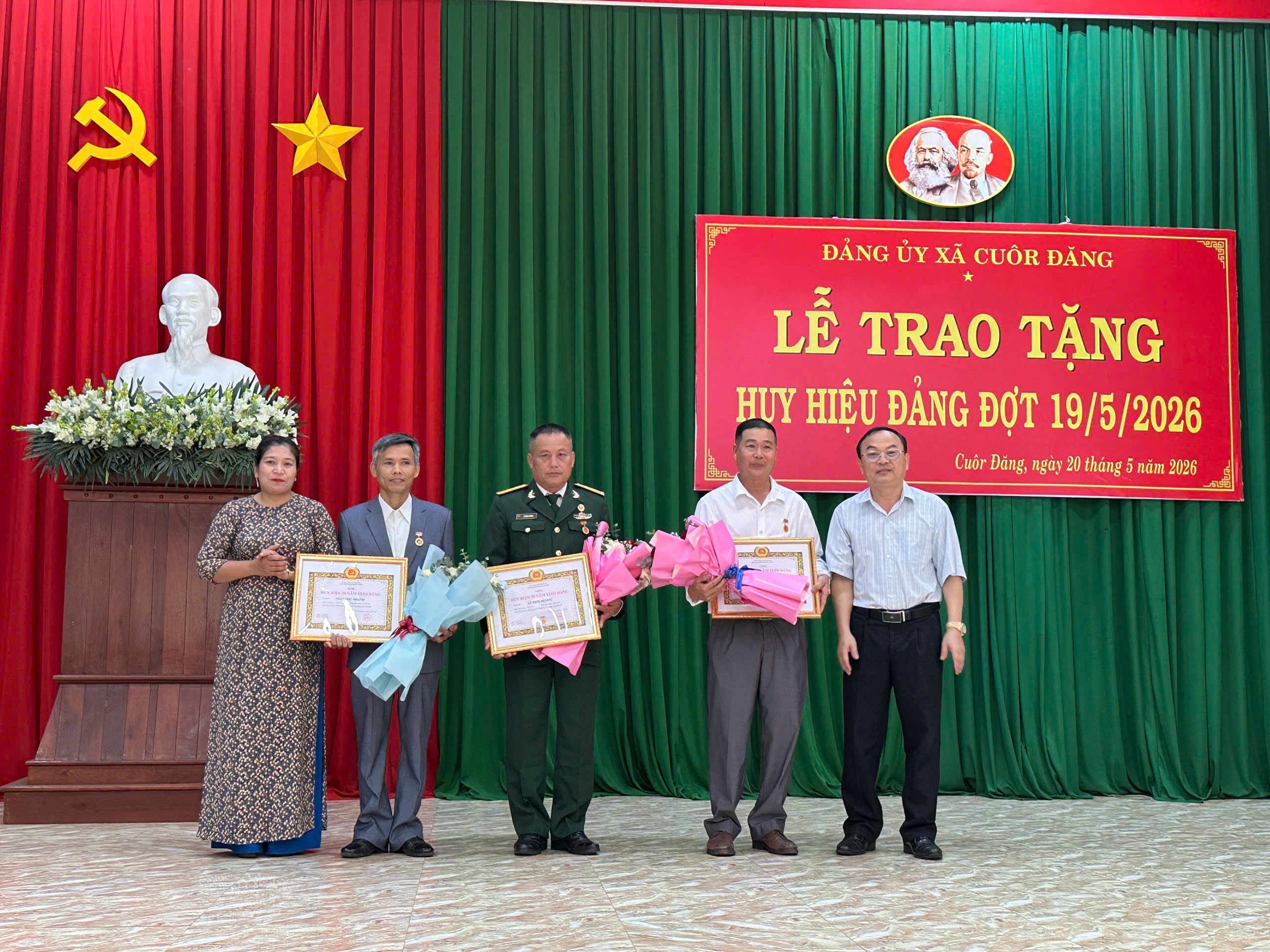 Đảng ủy xã Cuôr Đăng tổ chức lễ trao tặng Huy hiệu Đảng đợt 19/5