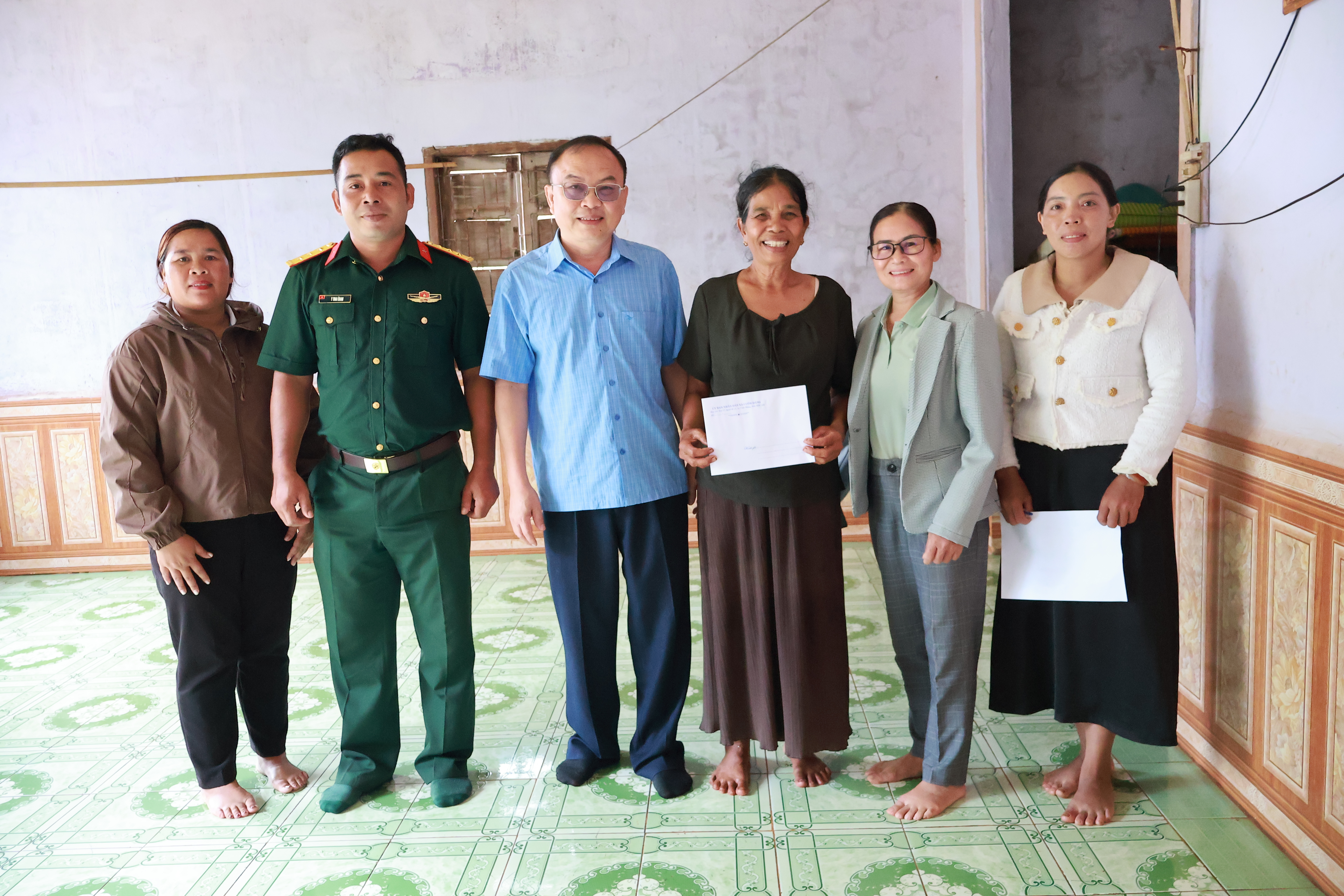 Đoàn công tác của đồng chí Hoàng Viết Cát- Phó Bí thư, Chủ tịch UBND xã đến thăm hỏi, tặng quà gia đình chính sách tại buôn Tah nhân kỷ niệm Ngày Thương binh - Liệt sĩ (27/7/1947 - 27/7/2026)