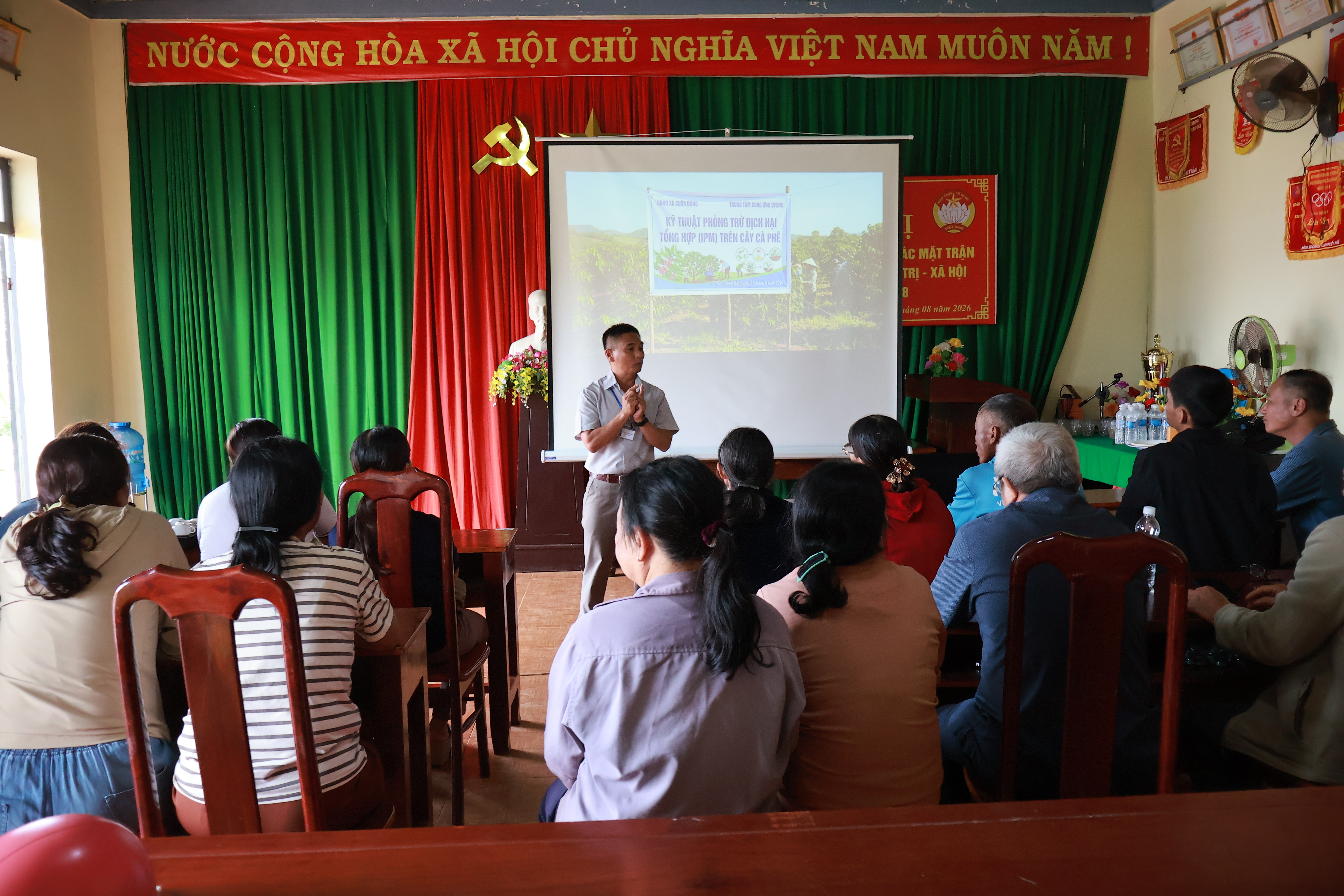 Tập huấn kỹ thuật phòng trừ dịch hại tổng hợp (IPM) trên cây cà phê tại thôn Đoàn Kết