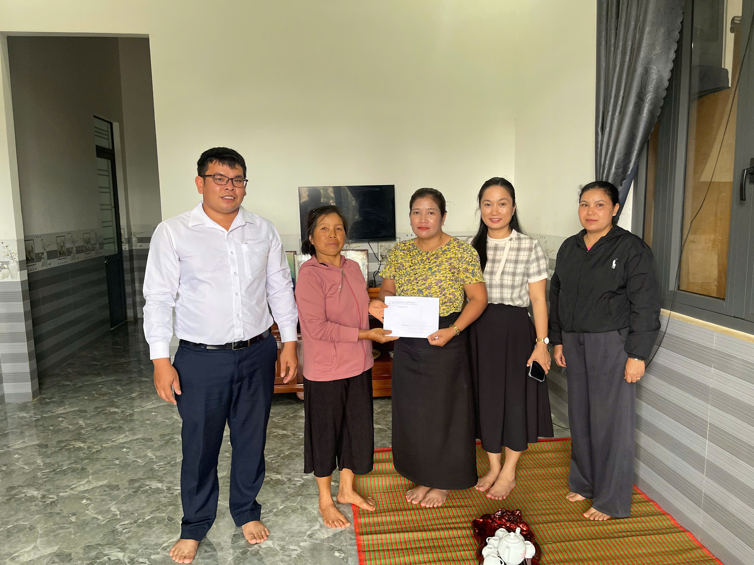 Thăm, tặng quà các gia đình chính sách, người có công tại buôn Cuôr Đăng A, Cuôr Đăng B, Kroa A, Kroa B