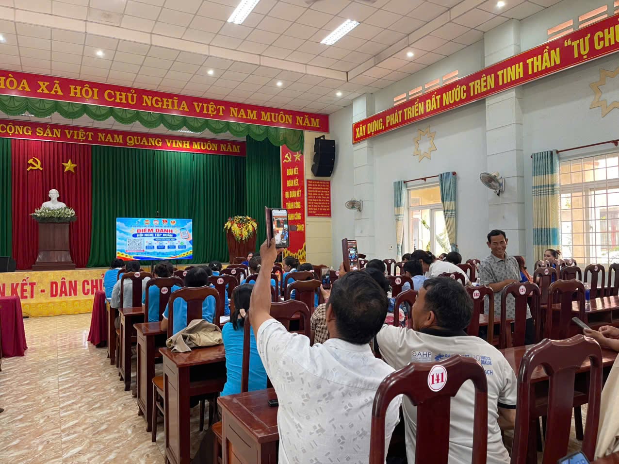 Ủy ban MTTQ Việt Nam xã và các tổ chức chính trị - xã hội tổ chức Hội nghị tập huấn chuyển đổi số - Mặt trận số năm 2026 gắn với quán triệt, tuyên truyền Nghị quyết Hội nghị Ban Chấp hành Trung ương Đảng.