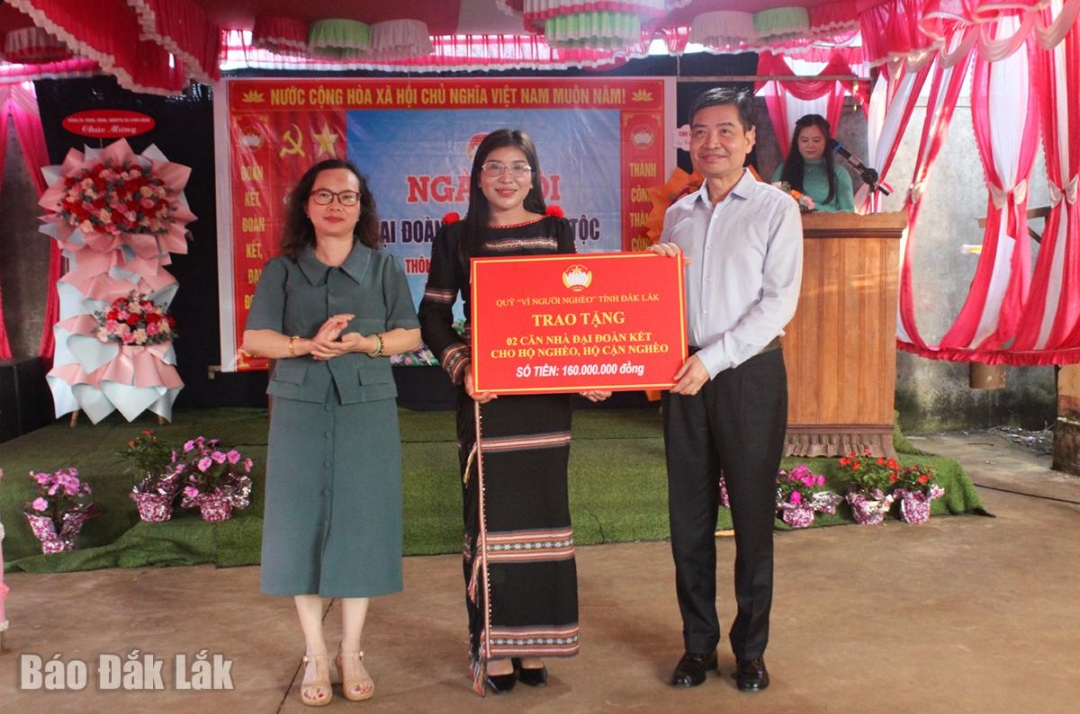 Chủ tịch UBND tỉnh Tạ Anh Tuấn dự Ngày hội Đại đoàn kết tại thôn Tân Phú, xã Cuôr Đăng